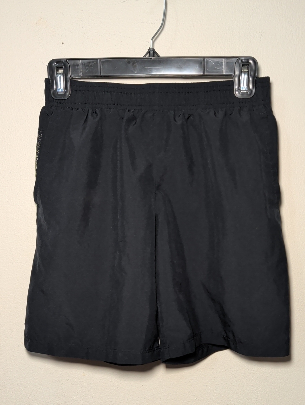 Under Armour Athletic Shorts Black Yellow Loose Fit Sporty Play Gym Boys Size L